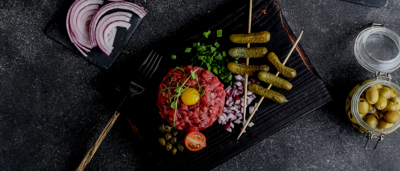 Steak tartar de solomillo de cerdo con cítricos y toque picante