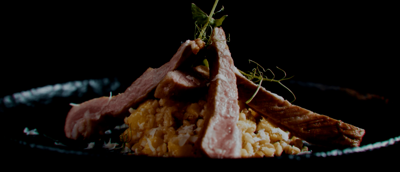 Receta de secreto al vermut con risotto de trigo